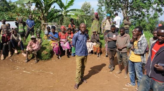 Miembros del pueblo indígena Batwa, reunidos en las inmediaciones del Parque Nacional Kahuzi