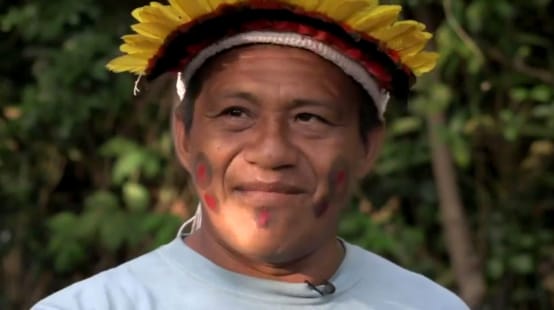 Retrato en primer plano del líder indígena Sarapo Ka’apor, con un tocado de plumas