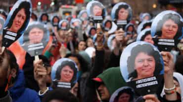 Manifestación con máscaras tras el asesinato de Berta Cáceres