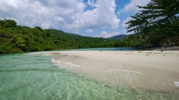 Isla Koh Kong en Camboya, playa y bosque