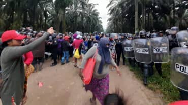 Policía entrando en la comunidad de Chapín Abajo para realizar un allanamiento se encuentra con la oposición de la comunidad