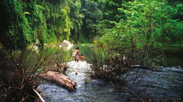Dos personas cruzan el río Tanabang