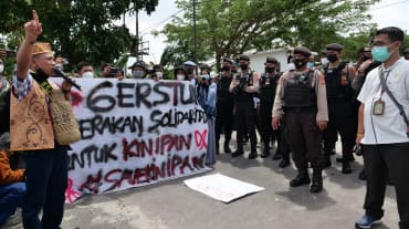 Protesta de la comunidad de Kinipan, en Borneo, frente al juzgado de Palangkaraya, 2022