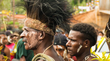 Dos hombres indígenas Mahuze en Papúa