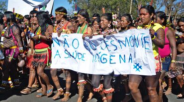 Mujeres indígenas de brasil protestan contra la destrucción de sus territorios