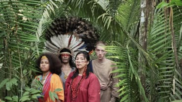 Actrices y actores de la obra Antígona en la Amazonía en la selva tropical