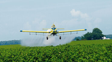 Avión fumiga un campo de soja con glifosato