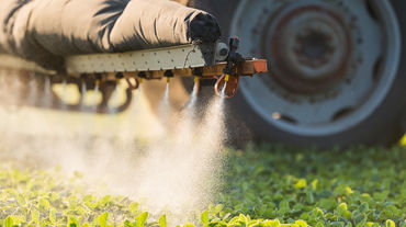 Tractor fumigando con agrotóxicos