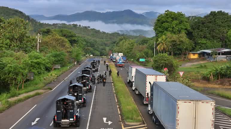 Policía en el Piro, Veraguas, durante las movilizaciones sociales. Puede observarse la exhuberancia de la naturaleza. La policía en las carreteras de El Piro, en la provincia de Veraguas, durante las protestas en Panamá. Alrededor puede observarse la exuberancia de los bosques en la región.