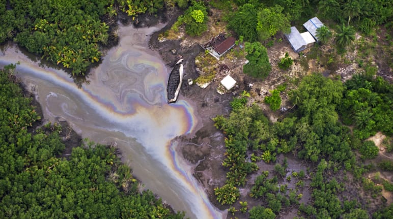 Vista aérea de un vertido de petróleo en un río  un río en Nigeria