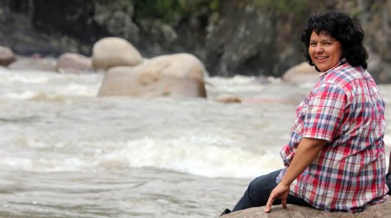 Berta Cáceres en el río Gualcarque Berta Cáceres
