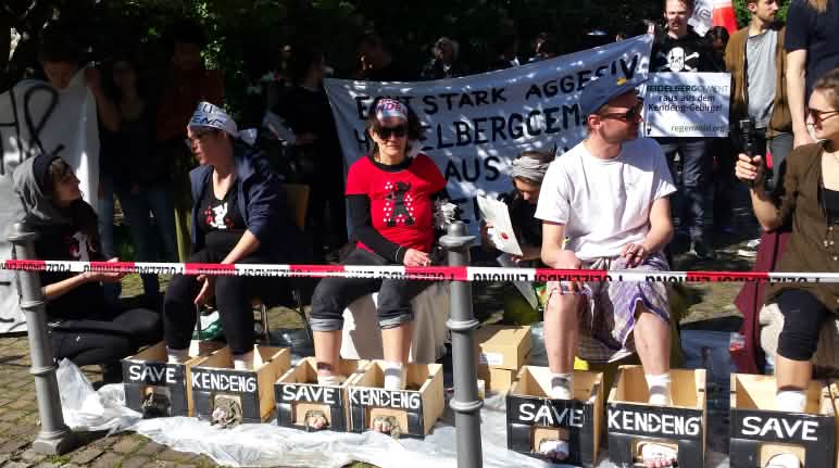 Activistas se cementan las piernas para salvar Kendeng Activistas cementan sus pies en señal de protesta durante la junta de accionistas de HeidelbergCement