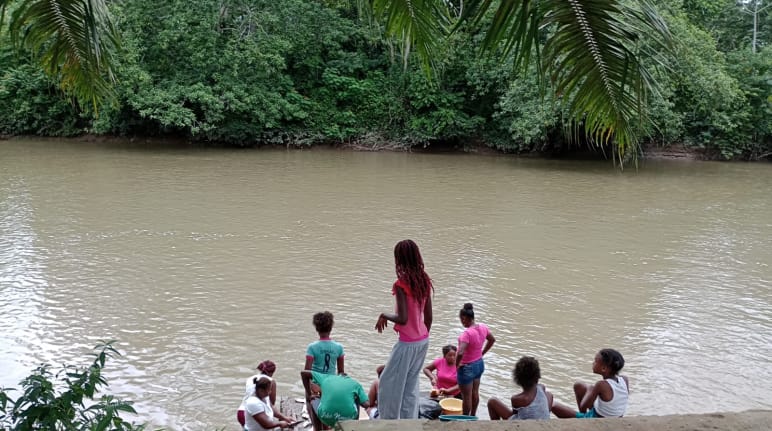 Mujeres al borde del río cerca de la comuna Barranquilla de San Javier, Esmeraldas. Todos los ríos de la zona están contaminados por el cultivo industrial de la palma aceitera.