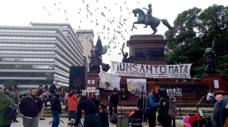 Ante la sede de Monsanto en la plaza San Martín de Buenos Aires Anti-Monsanto Demo Buenos Aires