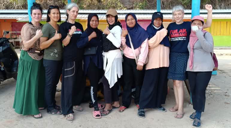Mujeres de Torobulu junto a mujeres de Salva la Selva y de la red Sí a la Vida No a la Minería (Yes to Life No to Mining YLNM)