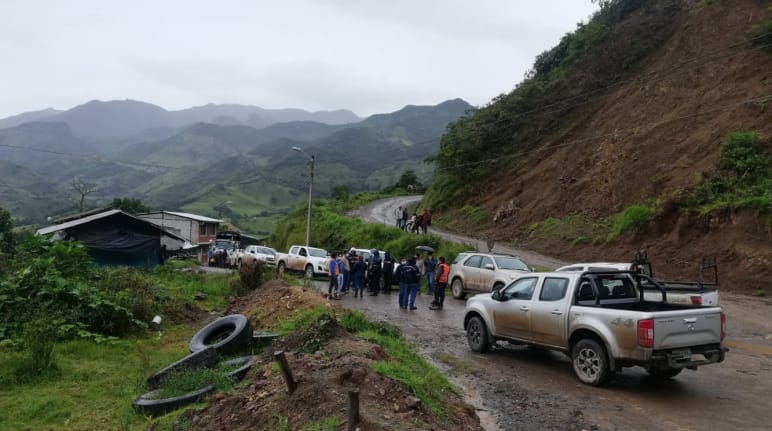 Fila de camionetas de empresa minera intentan entrar a la comunidad de Buenos Aires, cantón Urcuquí, provincia Imbabura (Ecuador)