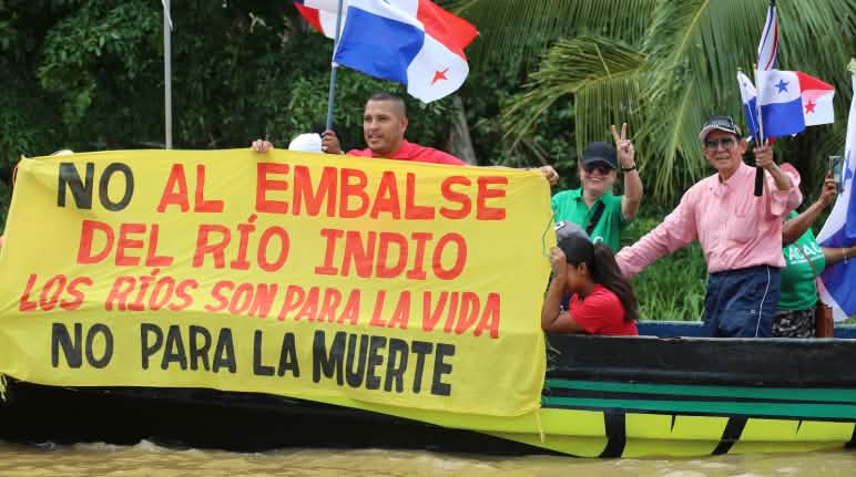 Con canoas, pancartas y consignas, navegaron el 16 de mayo por el río amenazado exigiendo respeto a los derechos colectivos sobre el agua, el territorio y la vida Protestas en barca contra los embalses en el río Indio, para garantizar el funcionamiento del Canal de Panamá