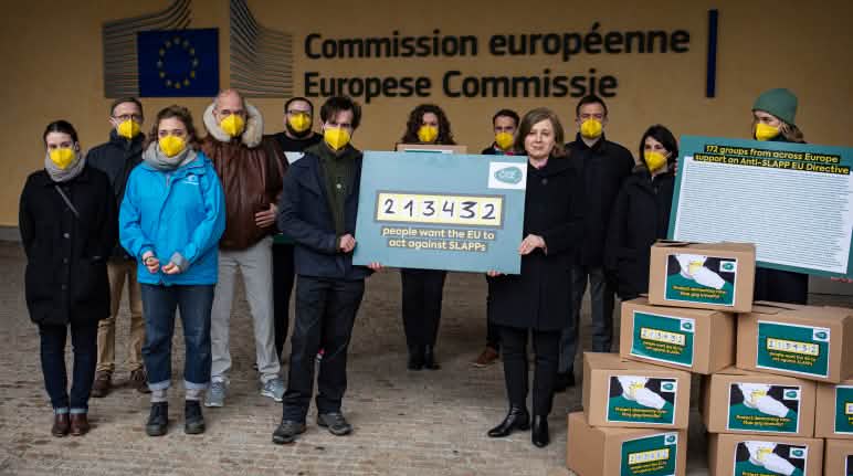 Acción de entrega de firmas de la Coalición CASE, contra demandas intimidatorias en Europa, el 1 de febrero 2022. La Comisiaria Věra Jourová recibe la petición