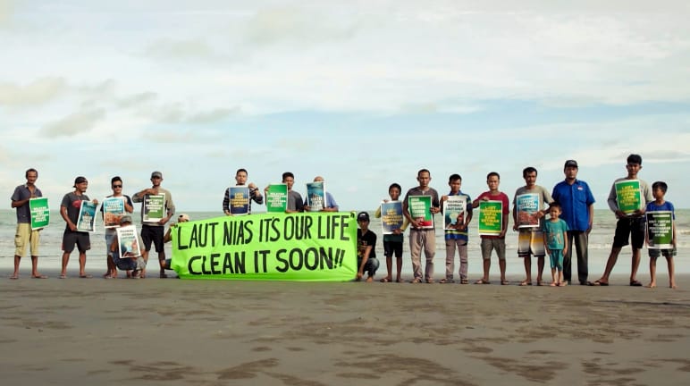 Manifestación en una playa de la isla de Nias en Indonesia