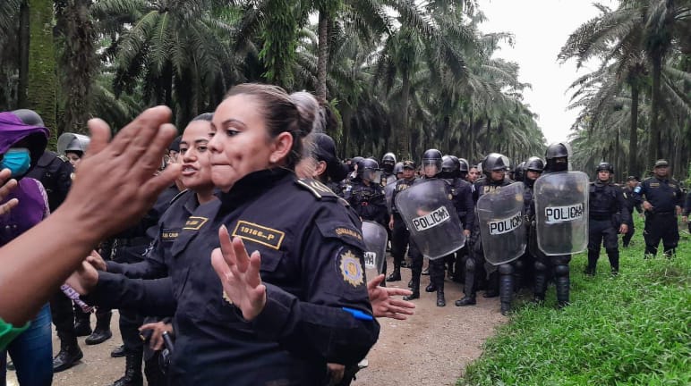 Policía a la entrada de la comunidad Chapín Abajo, realizan un allanamiento