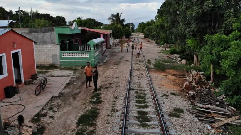 Vía de tren existente: la necesaria para un tren rápido requiere 40 metros más a lo ancho Via actual en uno de los lugares por donde pasará la via del Tren Maya