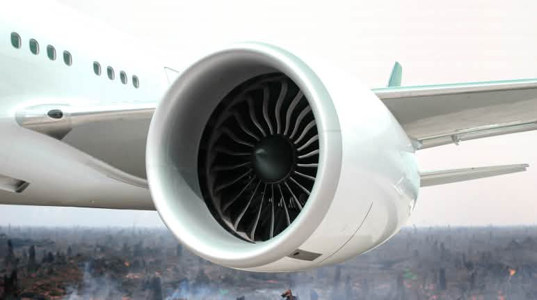 ¿Biocombustibles para volar? Fotomontaje: turbina de avión ante selva quemada