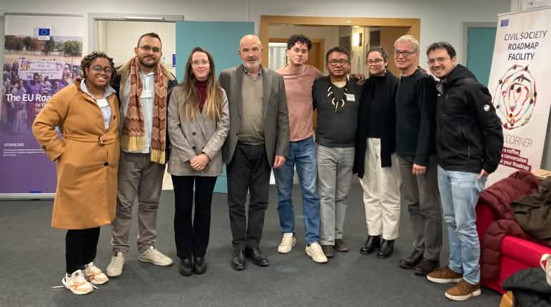 Reunión con la Comisión de la UE/Global Gateway en Bruselas, el 21 de noviembre 2024 Foto de grupo de 9 personas en las oficinas de la Comisión Europea