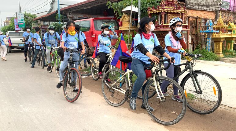 Ocho jóvenes activistas se manifiestan en bicicleta