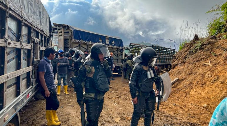 Fuerzas armadas del Ecuador acompañan camiones de empresa minera para instalar campamento en comunidades de La Merced de Buenos Aires, provincia Imbabura