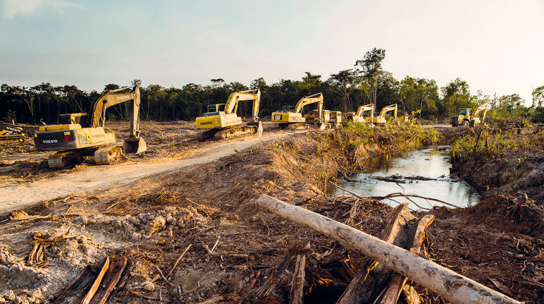 Maquinaria pesada para la construcción de una carretera en Perú