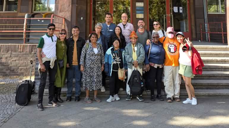 Grupo de miembros de organizaciones de Brasil frente al Instituto Latinoamericano de la Universidad Humboldt de Berlín Grupo de visitantes frente al Instituto Latinoamericano de la Universidad Humboldt de Berlín