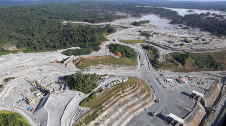 Vista aérea de la mina de cobre a cielo abierto situada en medio de la selva tropical de Panamá