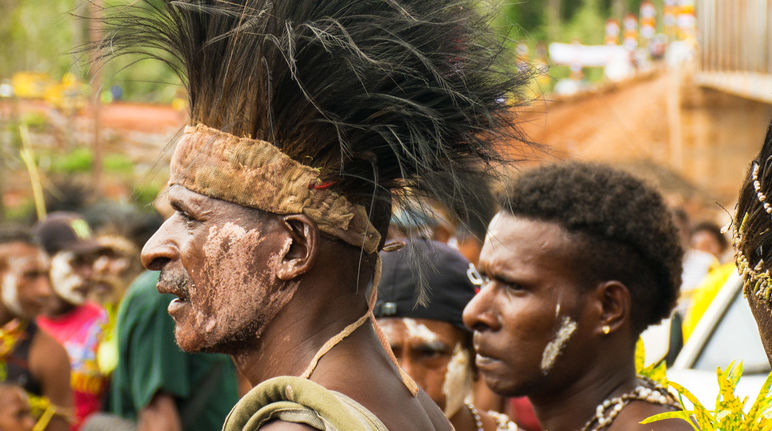 Dos hombres indígenas Mahuze en Papúa