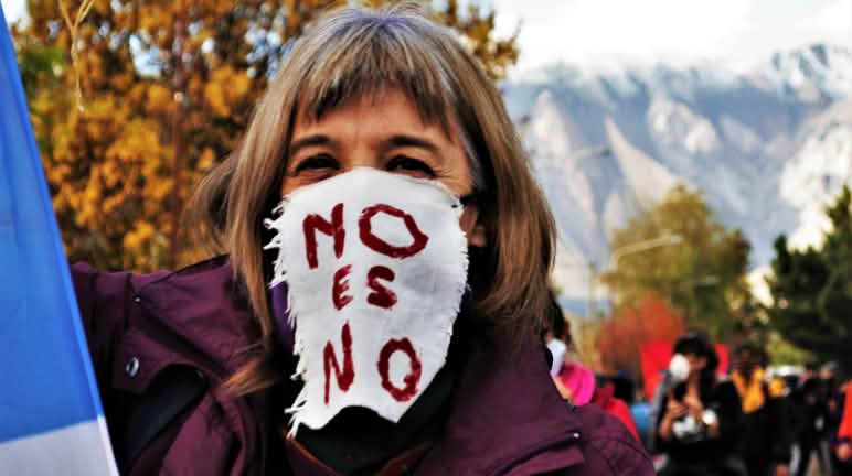 No a la minería es no Marcha contra la minería en Esquel, Argentina, el 2 de mayo de 2020