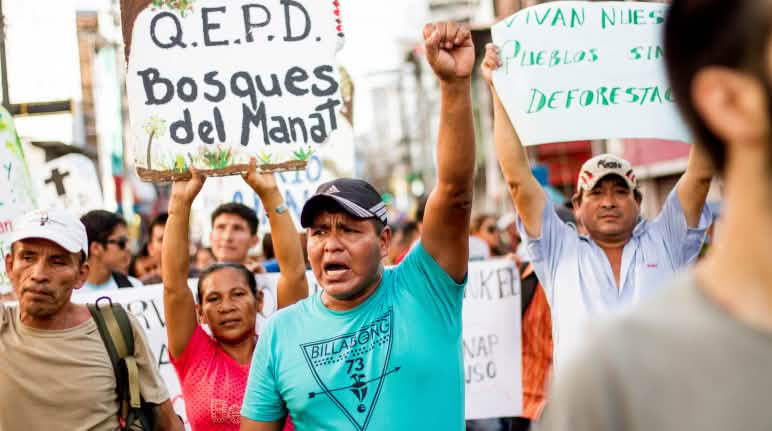 Defender la naturaleza, una actividad que en Latinoamérica puede volverse peligrosa Manifestación en Iquitos, Perú