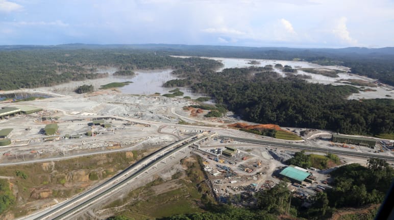 Vista aérea de la mina de cobre a cielo abierto excavada en la selva tropical
