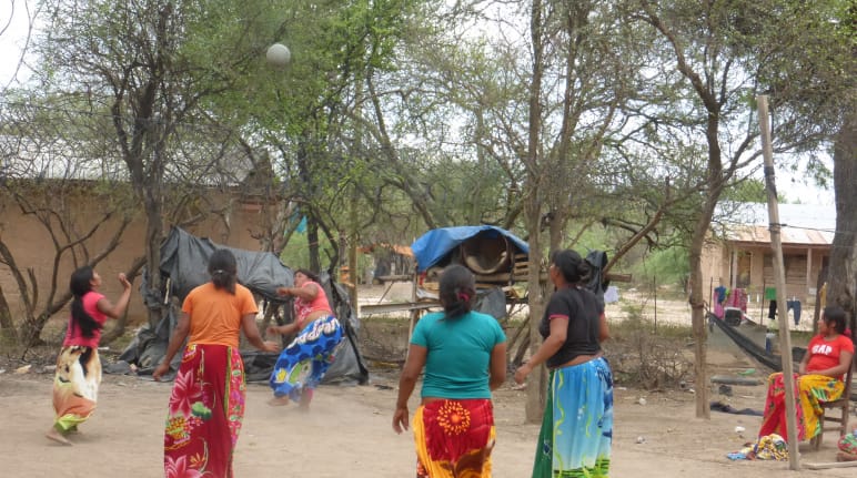 Mujeres del Pueblo Manjui jugando voley en la comunidad Wonta - Santa Rosa