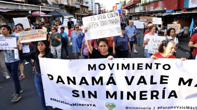 Manifestación con pancartas contra la minería en la ciudad de Panamá en septiembre 2023
