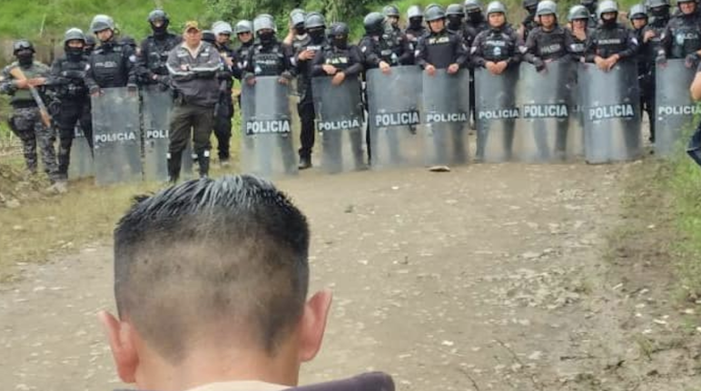 Fila de policías en un camino, en las inmediaciones de las comunidades afectadas por el proyecto minero La Plata, en el cantón Sigchos, Cotopaxi, Ecuador