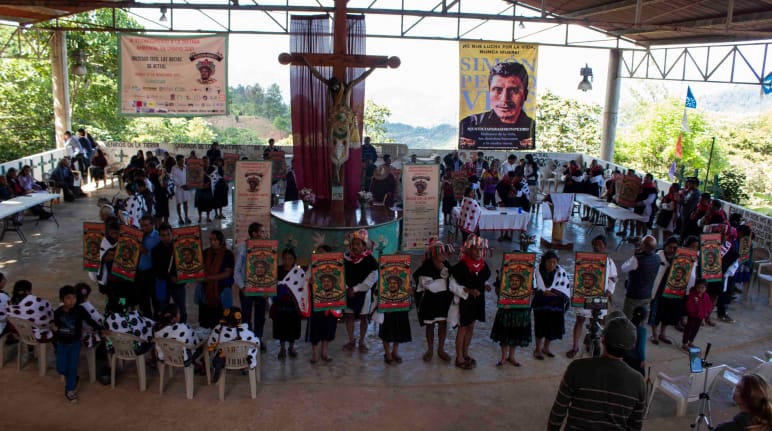 La sociedad civil Las Abejas de Acteal reciben premio "Mariano Abarca" a la defensa ambiental en Chiapas, México