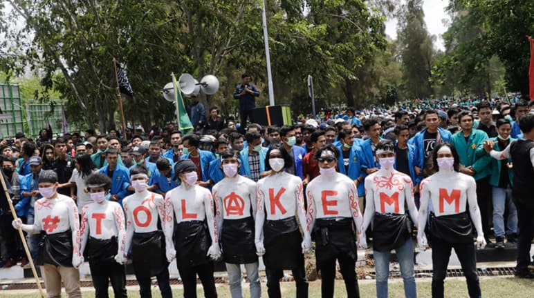 En las camisetas de nueve manifestantes se lee “NO a EMM” en letras mayúsculas