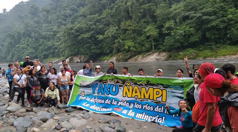 Protesta en el río Napo Protesta en contra de la minería de oro: un grupo de personas con una pancarta que dice “Por la defensa de la vida y los ríos del Napo, de decimos ¡No a la Minería!