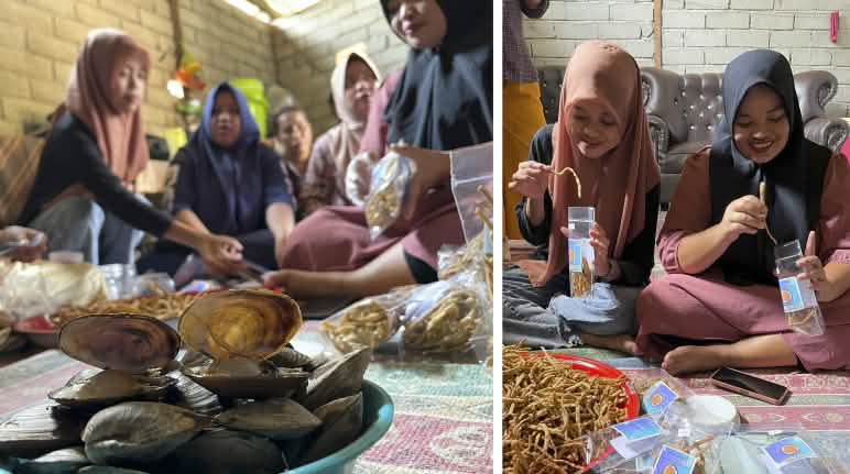 Las mujeres de Tompira, en Sulawesi Central, transforman los mejillones en aperitivos y los envasan para la venta local Dos imágenes de mujeres de Tompira (Sulawesi Central) procesando y envasando mejillones que venden localmente como aperitivos