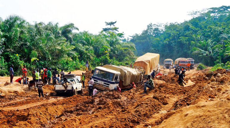 Camiones atascados en el barro, Liberia