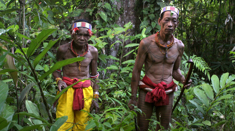 Indígenas en la isla indonesia de Siberut