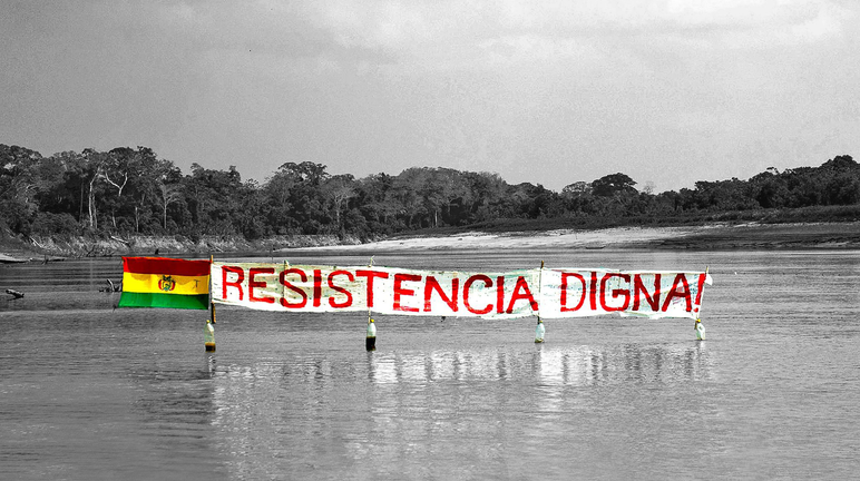 Pancarta "Resistencia Digna", en defensa del TIPNIS, Bolivia