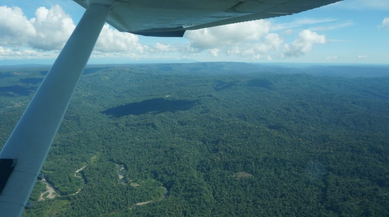 Vista aérea del territorio indígena Sapara en la Amazonía, Ecuador