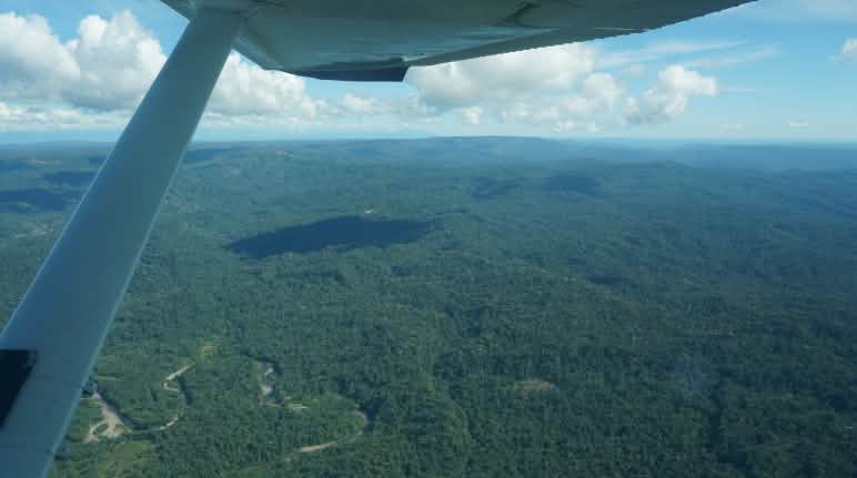 A vuelo de pájaro, el territorio indígena Sapara en la Amazonía Vista aérea del territorio indígena Sapara en la Amazonía, Ecuador
