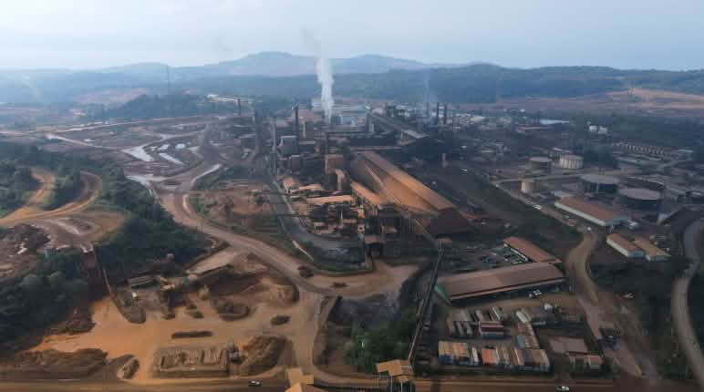 Vista aérea de una gran planta de fundición industrial de níquel