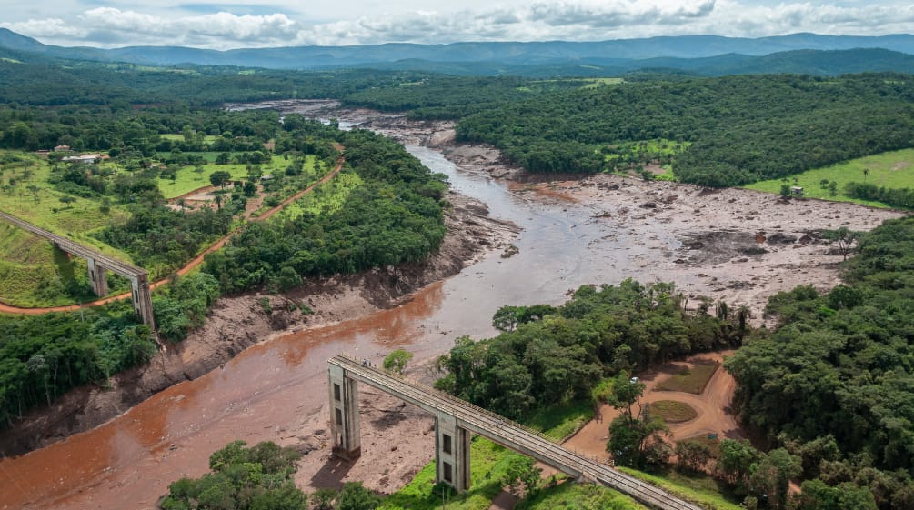 Vista aérea de las consecuencias del derrumbe de la presa de Brumadinho, febrero de 2019